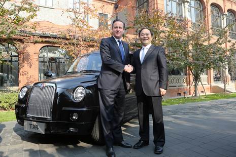 英国首相卡梅伦与永利VIP控股集团董事长李书福在伦敦经典黑色出租车前亲切握手。 